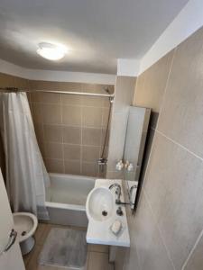 ロサリオにあるDepartamento en zona del ríoのバスルーム(トイレ、洗面台、バスタブ付)