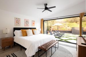 een slaapkamer met een groot bed en een patio bij Amazing Lux Oasis Spacious Modern Private Fam Fav in San Diego