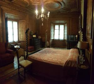 Cette chambre en bois comprend un grand lit. dans l'établissement B&b di Charme Palazzo Lambertenghi, à Tirano