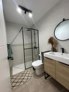 ein Bad mit einer Dusche, einem WC und einem Waschbecken in der Unterkunft Fisco Apartamento in Puertito de Güímar