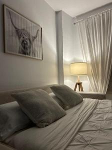 Schlafzimmer mit einem Bett mit einem Bild eines Stiers an der Wand in der Unterkunft Fisco Apartamento in Puertito de Güímar
