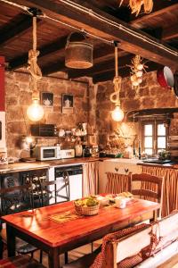 a kitchen with a wooden table in a room at La Casa de Roma 