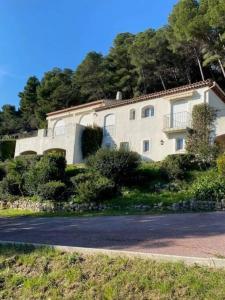 ein großes weißes Haus am Straßenrand in der Unterkunft Villa Les Pariades : 8 Prs, 4 ch, Piscine, Vue mer in Vallauris