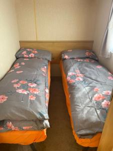 Voodi või voodid majutusasutuse Grey 1 Caravan Ingoldmells 3 bedrooms 6 berth toas