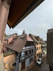 Una vista de una ciudad desde la ventana de un edificio. en Gite "Le Riesling" à Riquewihr, en Riquewihr