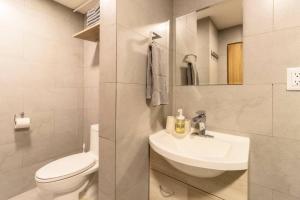メキシコシティにある101 Lovely 2Bdrm 2bath apt AC Rooftopのトイレと洗面台を備えた白いバスルーム +38枚の写真