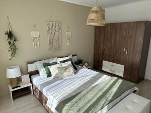 um quarto com uma cama grande e almofadas verdes em Samuil em Burgas