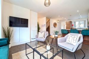 sala de estar con 2 sillas y mesa en Kempthorne House by Truestays - NEW Entire House near Alton Towers, en Etruria