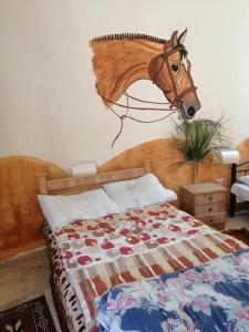 um quarto com uma cama com uma cabeça de cavalo na parede em Dana star em Dana