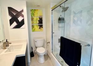 uma casa de banho com um chuveiro, um WC e um lavatório. em Century City Chic 4 sleep free parking 402 em Los Angeles
