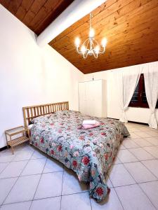 sypialnia z łóżkiem i drewnianym sufitem w obiekcie Shali wood apartment w mieście Valmadrera