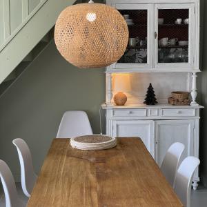 a dining room with a table and a chandelier at Le Clos Du Moulin 3 - Maison et Jardin, proche Avignon en Provence in Entraigues-sur-la-Sorgue