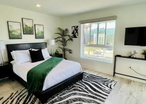 a bedroom with a bed and a flat screen tv at Century City Chic 4 sleep free parking 402 in Los Angeles