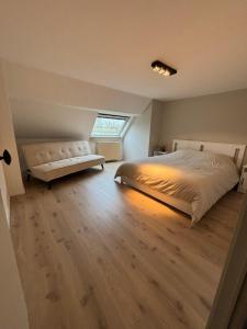 um quarto com uma cama grande e uma janela em 't Urbain - Vakantiewoning em Oudenaarde