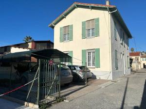ein Haus mit einem davor geparkt in der Unterkunft Le Bruna: Apt 4 prs, Clim, 10 min plages in Antibes