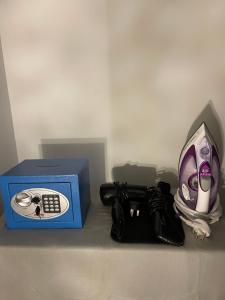 eine blaue Box mit einer Kamera und einem Videospiel-Controller in der Unterkunft En-suite bedroom in a family home near Gatwick airport and Horley station in Hookwood