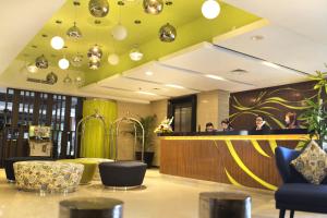 スラバヤにあるBonnet Hotel Surabayaのロビーにはバーがあり、