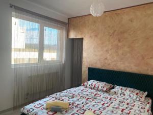 1 dormitorio con cama y ventana grande en RMS Residence, en Floreşti