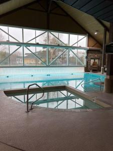 Piscina de la sau aproape de Horseshoe Valley Bliss - Luxe Condo Retreat with Jacuzzi - Top Floor Romance - Self-Check-in - Indoor & Outdoor Heated Pool Haven