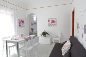 een woonkamer met een tafel en een eetkamer bij Terrazza del Cortile - by Vacation Service in Cefalù