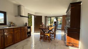 - une cuisine avec une table et des chaises dans l'établissement Casa Loureiro de Baixo, à Loureiro