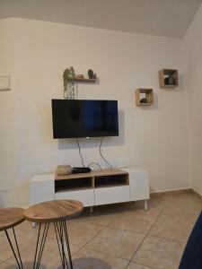 uma sala de estar com uma televisão num armário branco em Casa Maday em Cotillo