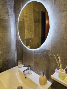 een badkamer met een wastafel en een spiegel bij Casa Maday in Cotillo +18 foto's