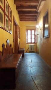 une pièce vide avec un banc et une fenêtre dans l'établissement B&b di Charme Palazzo Lambertenghi, à Tirano