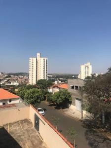 ein Blick auf eine Stadt mit hohen Gebäuden und einer Straße in der Unterkunft Apartamento Mobiliado em Piracicaba Centro in Piracicaba