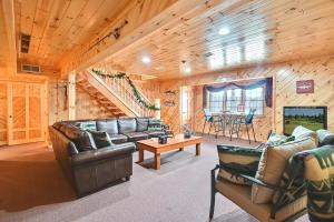 una sala de estar con muebles de cuero en una cabaña de madera en 3-Storey Home with Gorgeous Deck on Bows Lake ➠ 9776, en Boyne Falls