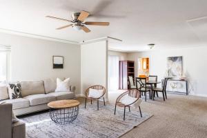 ein Wohnzimmer mit einem Sofa, Stühlen und einem Tisch in der Unterkunft Casa Flora -2BR- FREE Parking in Little Italy! in San Diego