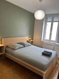 sypialnia z dużym łóżkiem z czarnym przedmiotem w obiekcie Le petit Universel w mieście Wimereux