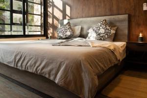 Una cama grande en un dormitorio con una ventana grande. en 202 Walk the City Center 1bdrm 2bath AC Apt, en Ciudad de México