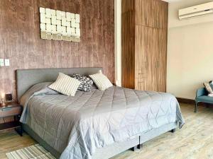 Un dormitorio con una cama grande con almohadas. en 701 Stunning Views PH private terrace apt Rooftop, en Ciudad de México