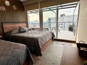 1 dormitorio con cama y ventana grande en 701 Stunning Views PH private terrace apt Rooftop, en Ciudad de México