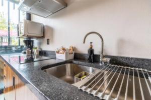 Kuchyň nebo kuchyňský kout v ubytování Zielo L101 New Building Studio Apt with AC Rooftop + 35 fotografií