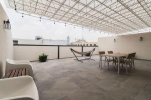 una habitación con una mesa y sillas en el techo en 1PH Hidden gem in Centro Fits 10 private terrace, en Ciudad de México