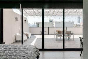 1 dormitorio con cama, mesa y balcón en 1PH Hidden gem in Centro Fits 10 private terrace, en Ciudad de México