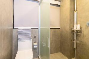 a bathroom with a toilet and a glass shower at 507 Private Terrace 3Bdroom 2Bath AC dwntn CDMX in Mexico City
