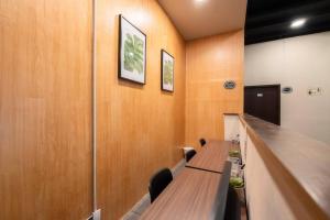 una sala de conferencias con una larga mesa de madera y sillas en 1PH Hidden gem in Centro Fits 10 private terrace, en Ciudad de México
