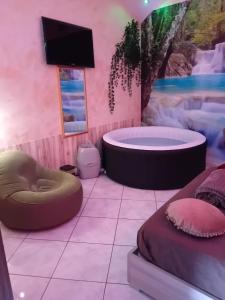 ポッツオーリにあるGiannas relaxのバスルーム(バスタブ付)、ベッド1台、テレビが備わります。