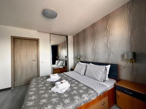 Un pat sau paturi într-o cameră la Grand Unirii Apartment, Old Center, 88 sqm, Quiet View, One Minute Away Parking Space