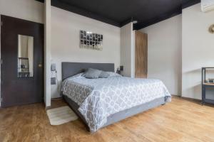 1 dormitorio con 1 cama grande en una habitación en 506 Great Location AC 1Bdrm 1bath apt Rooftop en Ciudad de México