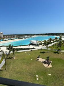 uma vista para uma praia com palmeiras e água em Hermoso Apart @the Beach Punta Cana em Punta Cana