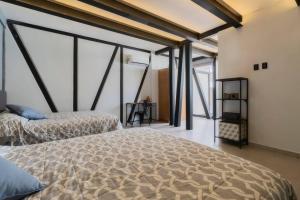 Un dormitorio con dos camas en una habitación con ventanas. en 3Ph Amazing 2Bdrm 2bath private terrace fits 10, en Ciudad de México