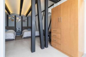 1 dormitorio con 2 camas y un gran armario de madera en 3Ph Amazing 2Bdrm 2bath private terrace fits 10, en Ciudad de México