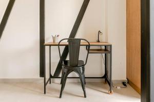 una silla negra sentada frente a un escritorio en 3Ph Amazing 2Bdrm 2bath private terrace fits 10, en Ciudad de México