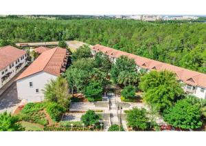 uma vista superior de um campus escolar com árvores em Luxury Townhome - Close to Disney em Orlando
