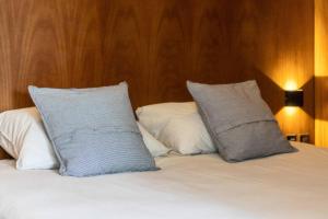 a bed with two pillows on top of it at ZIELO Studio apt AC Rooftop views Business Center in Mexico City