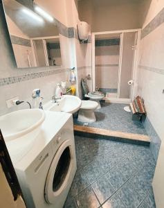 a bathroom with a sink and a washing machine at delizioso appartamento a due passi dal mare in Catanzaro Lido